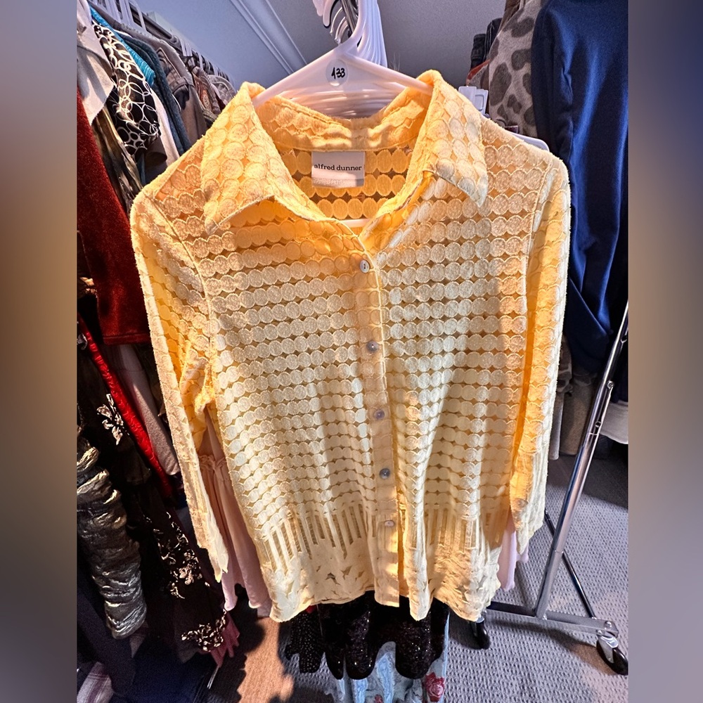 #613 Women's Alfred Dunner Button-Up Collar Blouse in Size M/P. PTP 19"